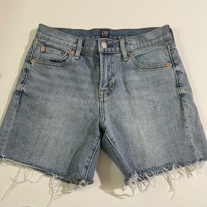 Mid rise gap shorts